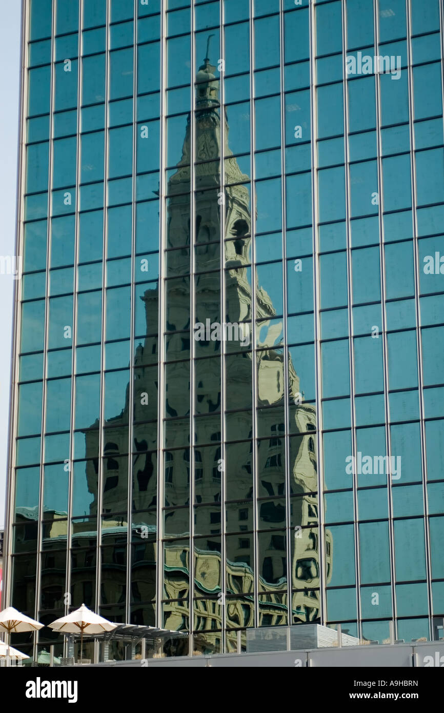 Reflet de la tour des voyageurs sur une fenêtre bleue building Banque D'Images