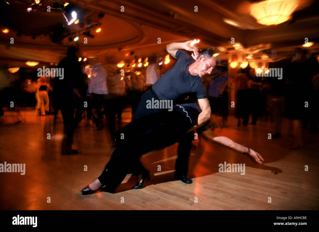 Couple dancing exotique dans la salle de bal Banque D'Images