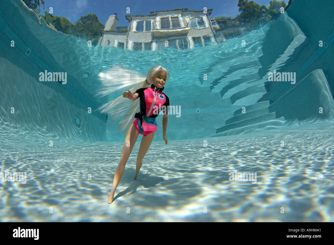 Session sous-marine avec plongée en piscine Barbie Banque D'Images