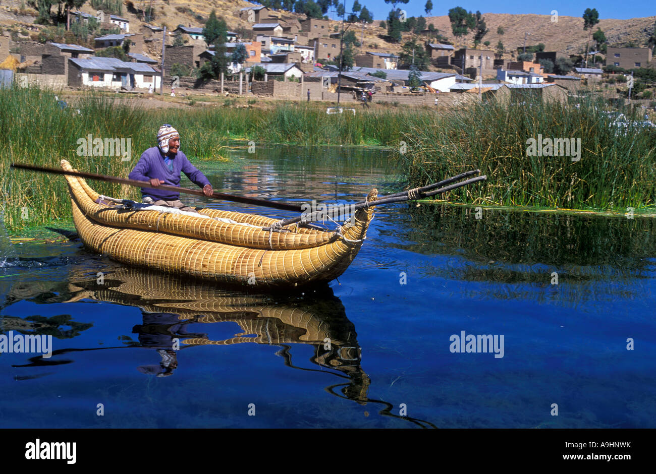 Les Indiens Ayamara dans son bateau, faites de roseaux du lac Titicaca au Pérou. Banque D'Images