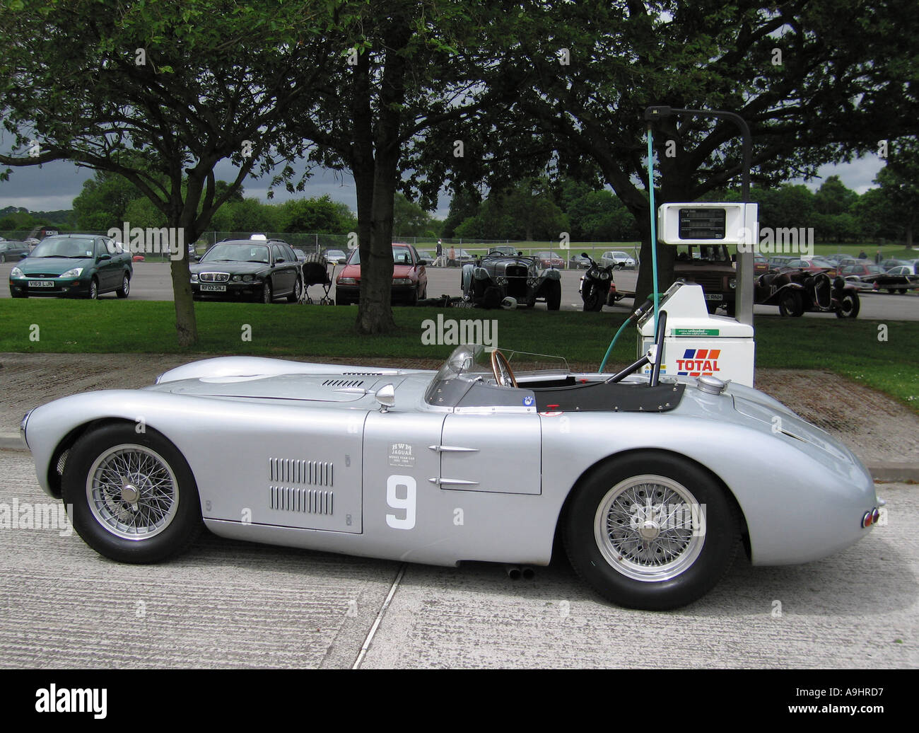 L'équipe travaille HWM Jaguar à Torpédo Oulton Park Cheshire Banque D'Images