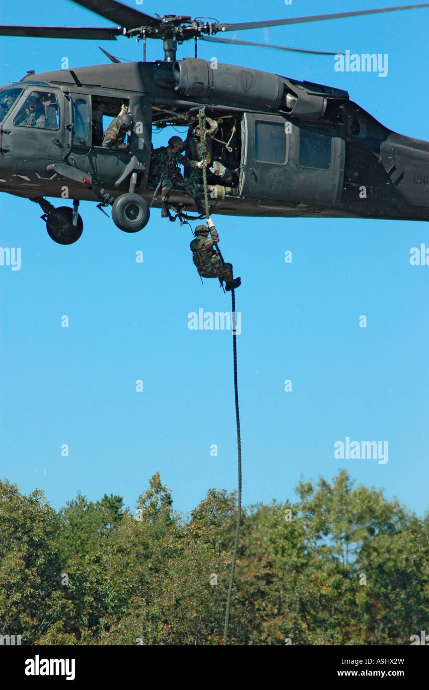 Hélicoptère de l'armée UH 60 troupes baisse dans la bataille de l'air Banque D'Images