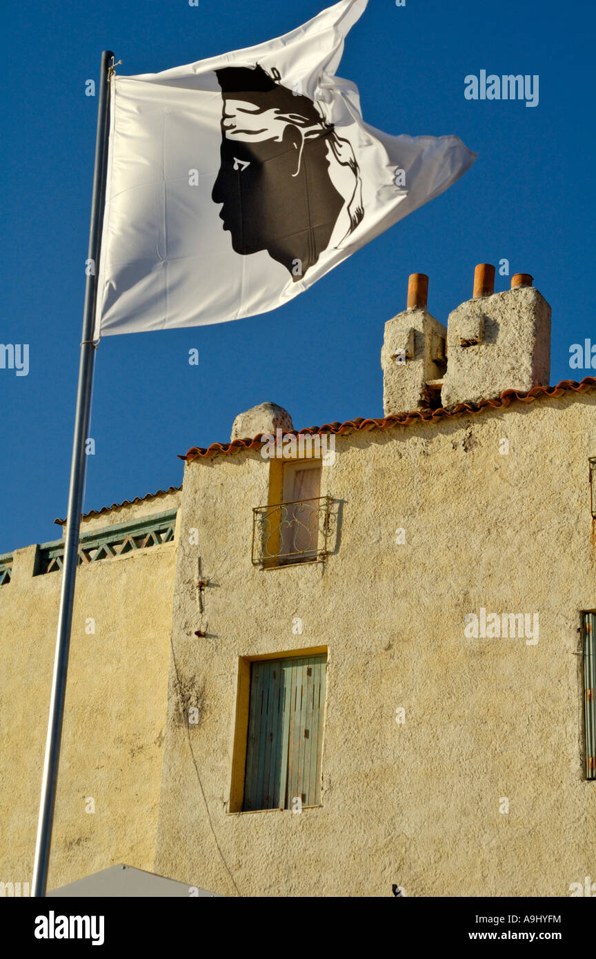 Pavillon de l'île de Corse, drapeau blanc à tête noire à St Florent, Corse, France Banque D'Images