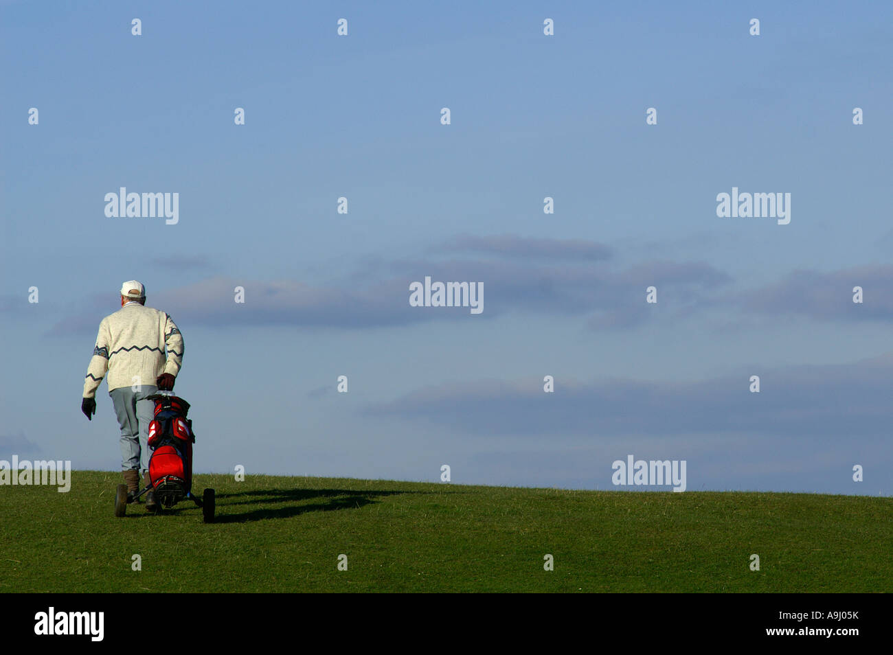 Chariot de golf golfeur tirant Banque D'Images