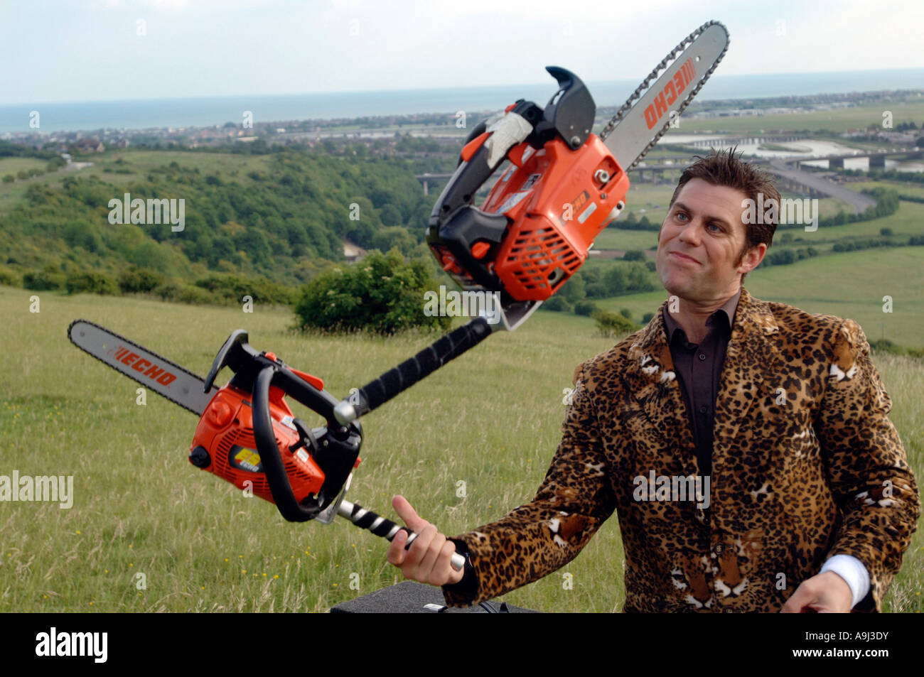 Chainsaw juggler Banque de photographies et d’images à haute résolution