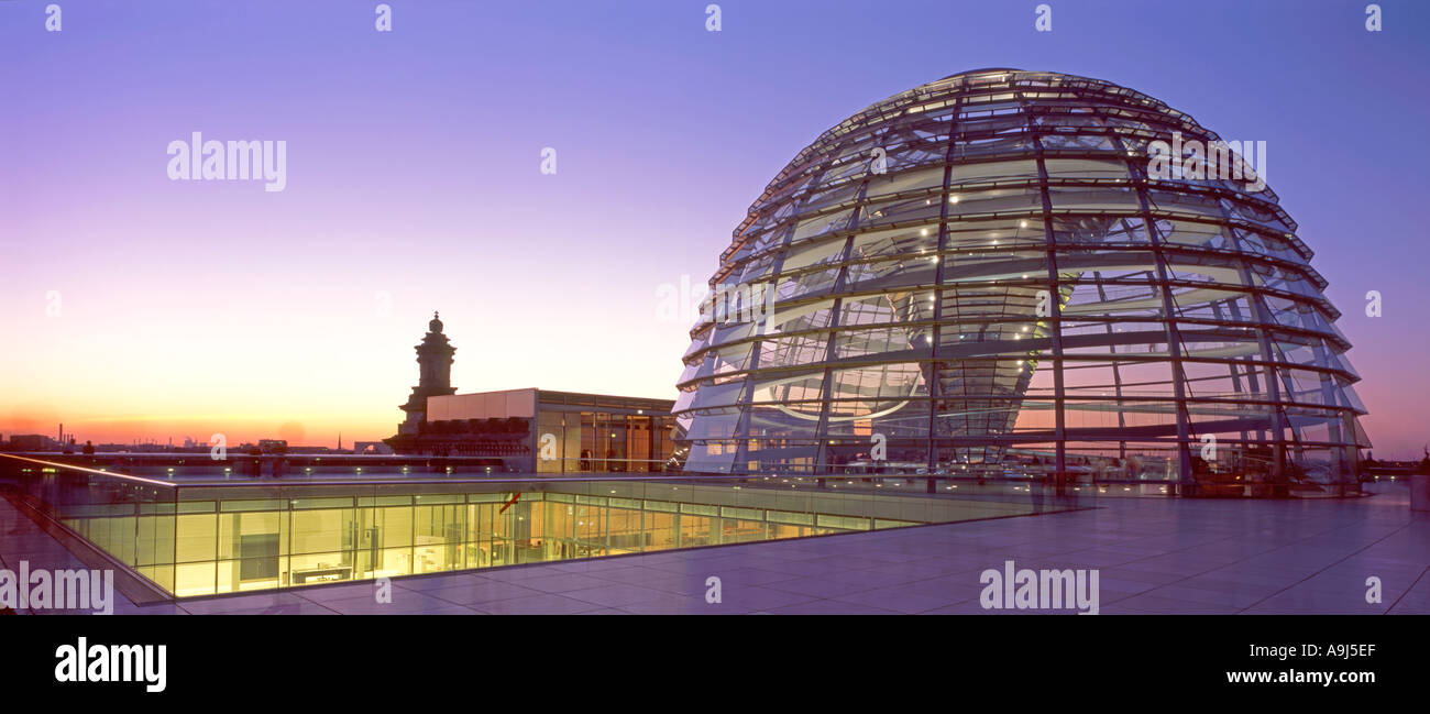 Terrasse sur le toit du Reichstag Berlin dome par Norman Forster coucher du soleil Banque D'Images