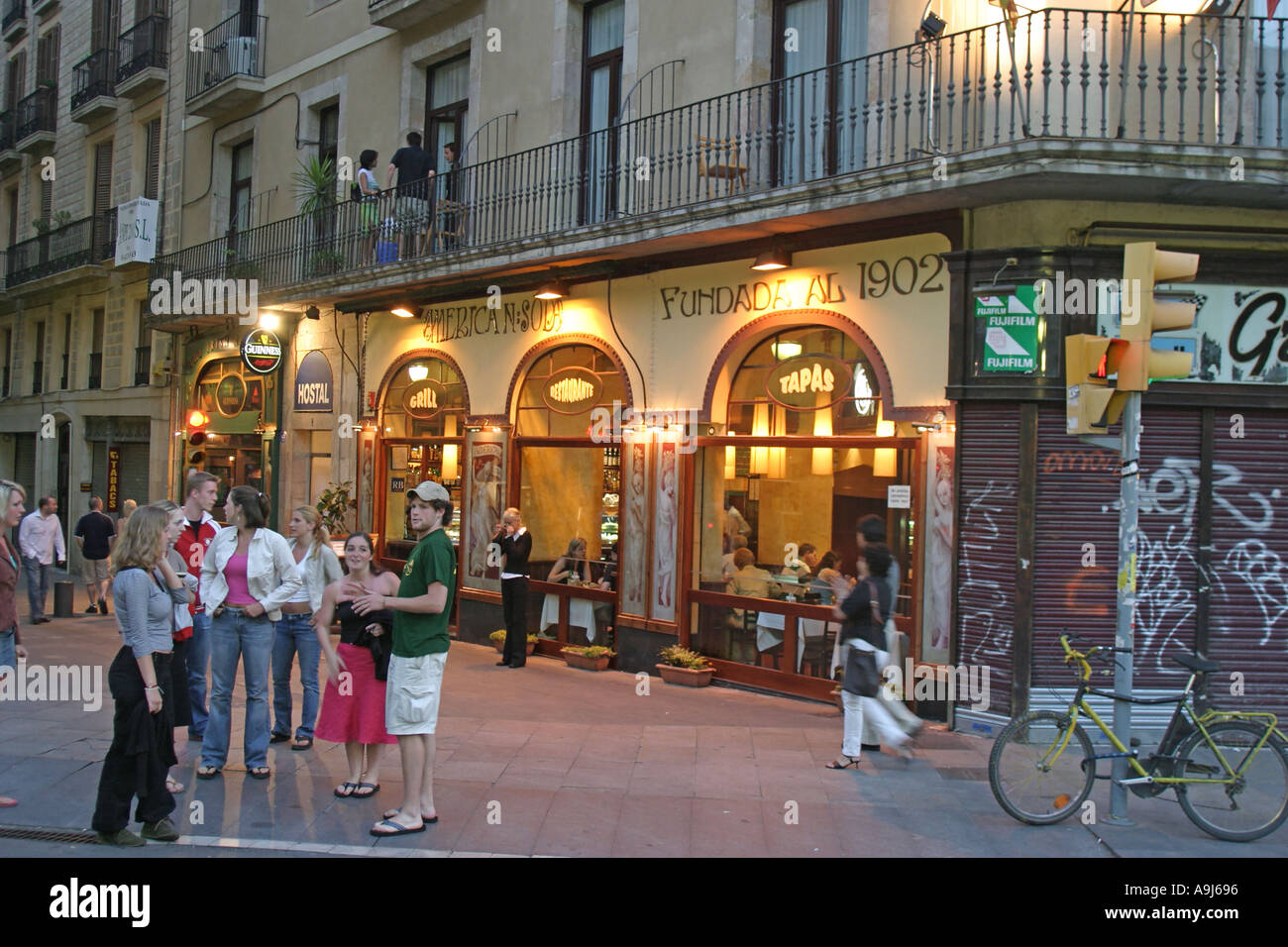 Espagne Barcelone Las Ramblas Tapa Bar La brunante touristes Photo Stock -  Alamy