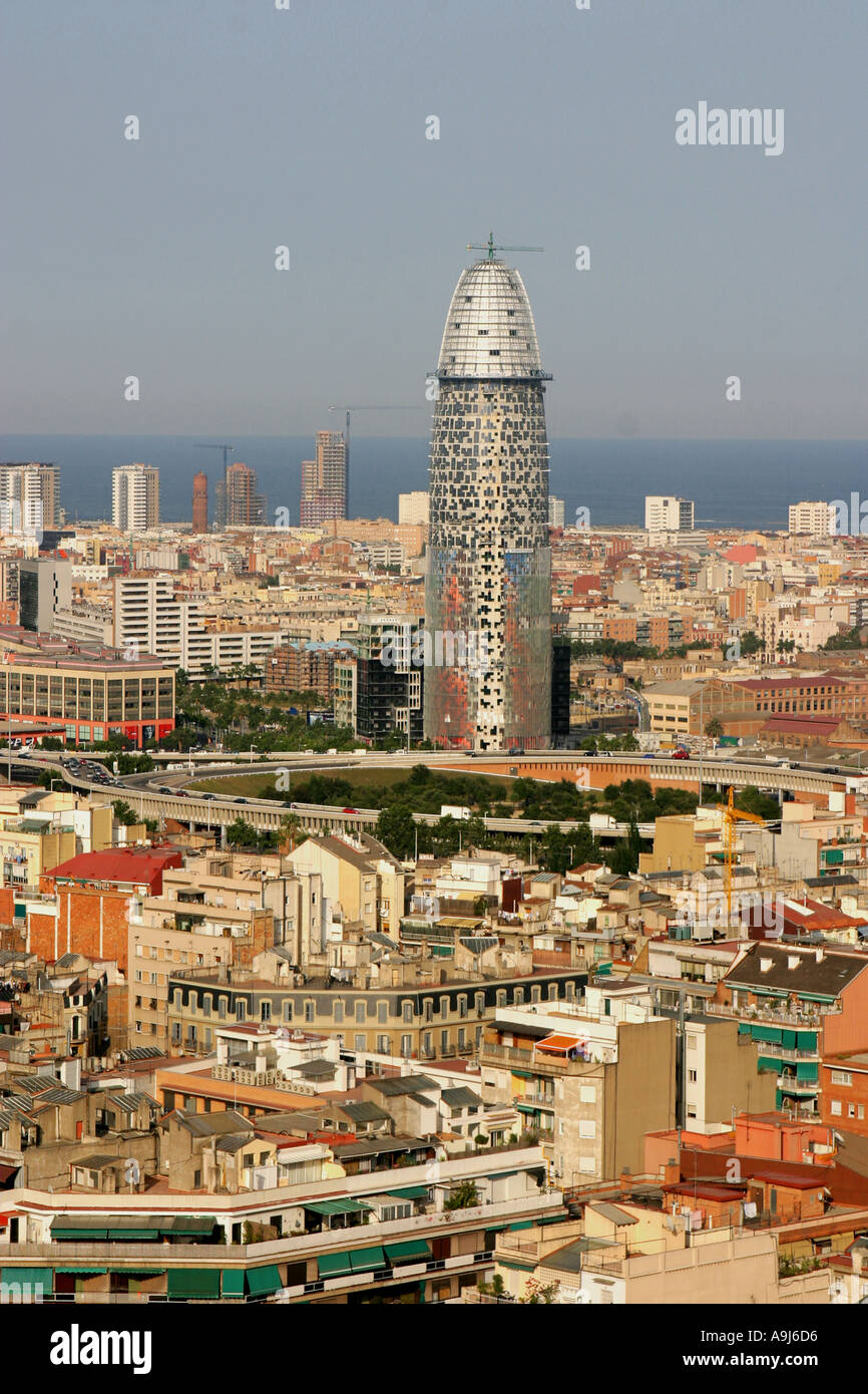 Bascelona architecture moderne Torre Agbar à Barcelone par archtect Jean Nouvel avis de la Sagrada Famlia skyline Banque D'Images