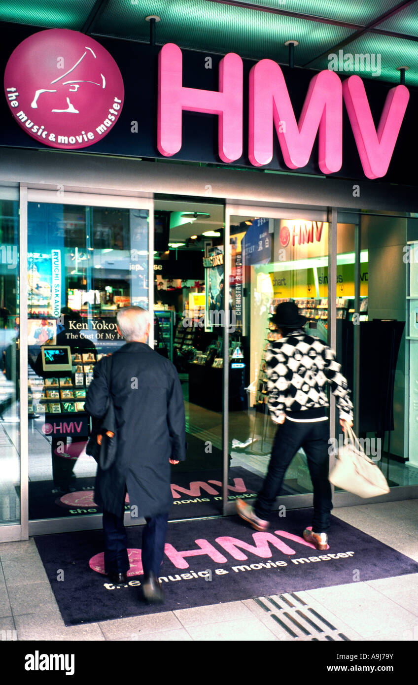 Punters entrer dans un magasin de disques HMV de Shibuya à Tokyo. Banque D'Images