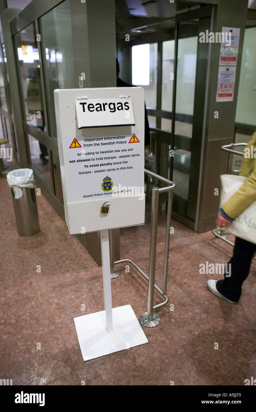 La collecte de gaz lacrymogène fort à Arland aéroport en Suède Banque D'Images