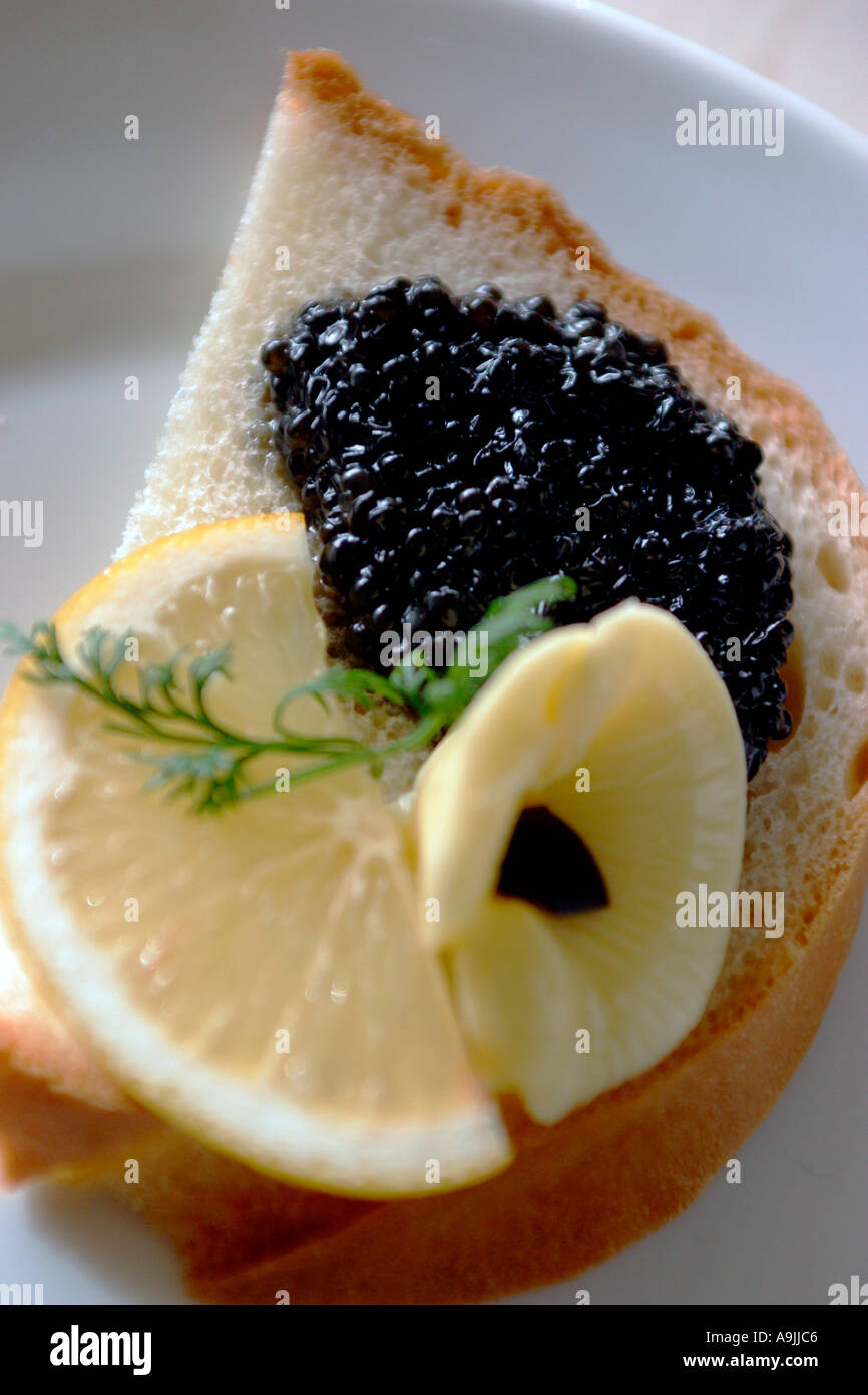 Sandwich avec citron et caviar Banque D'Images