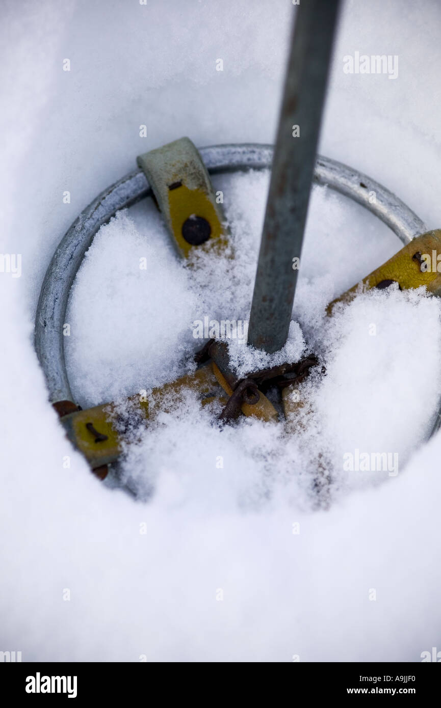 Bâton de ski dans la neige Banque D'Images