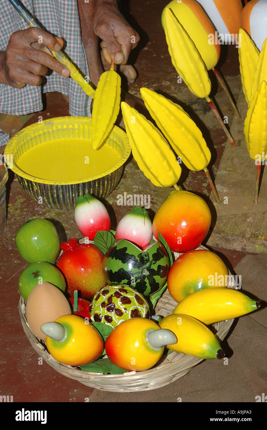 ANG99194 Fruits en bois Peinture Artiste Sawantwadi Sindhudurga Maharashtra Inde Banque D'Images