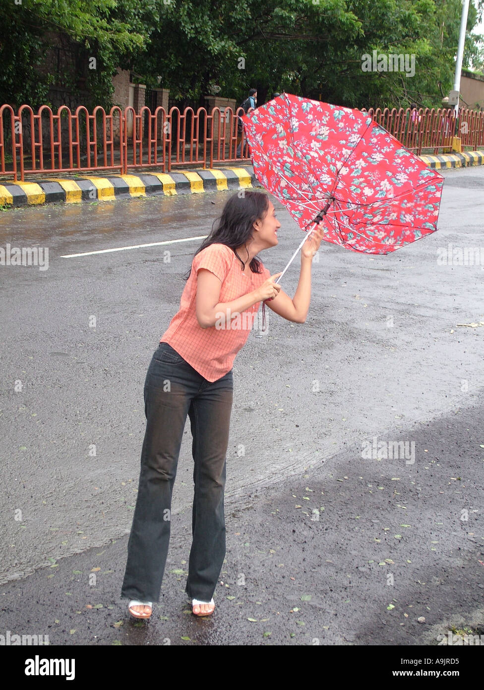 Parapluie soufflant du vent de la femme en mousson - MR#570 Photo Stock -  Alamy