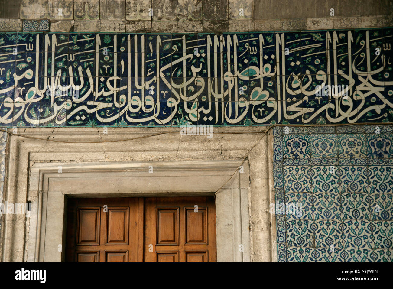 Et l'écriture arabe d'Iznik détail à la nouvelle mosquée, Istanbul, Turquie Banque D'Images