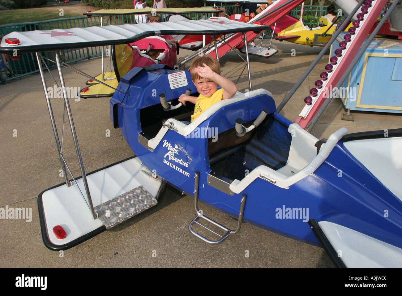 Birmingham Alabama,ville,métropolitaine,capitale de l'État,Parc à thème VisionLand Magic Adventure,avion Kiddie Ride,homme blanc,garçon garçons lad lads enfant Banque D'Images