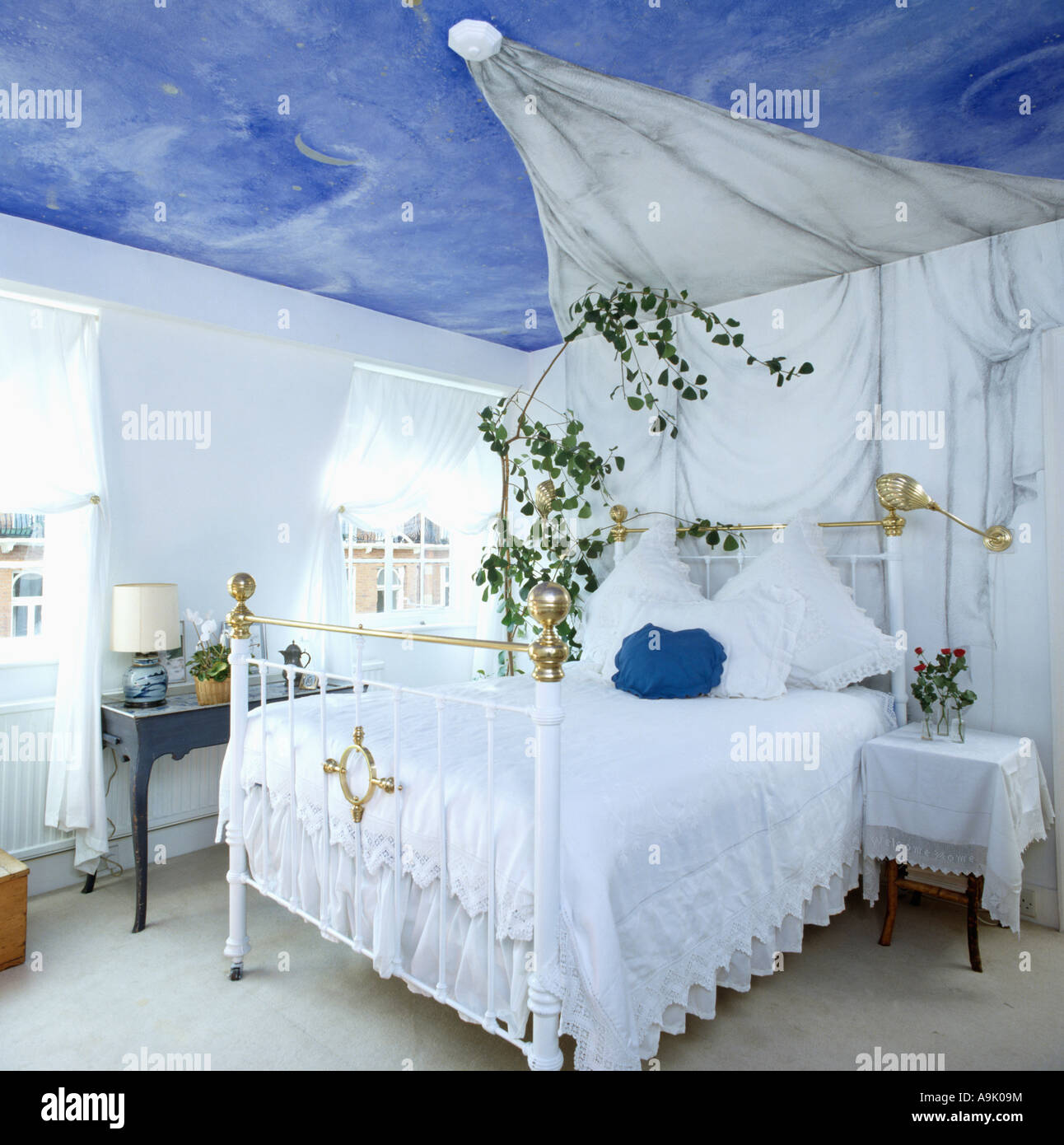 Trompe L Oeil Blanc Peint Sur Tissu Plafond Bleu Blanc Blanc Dans Trompe L Oeil Blanc Peint Sur Tissu Plafond Bleu Blanc Blanc Dans