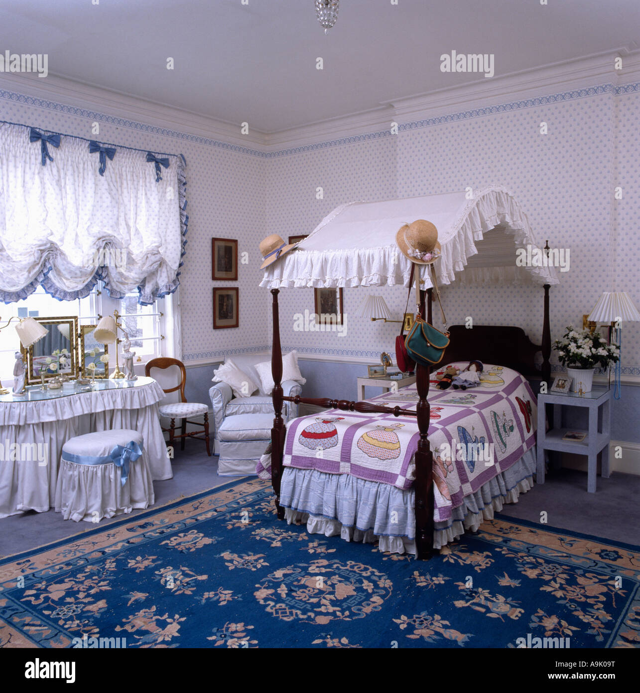 Seul lit à baldaquin blanc avec auvent dans 80 chambres avec tapis bleu et  blanc à motifs festoon blind Photo Stock - Alamy