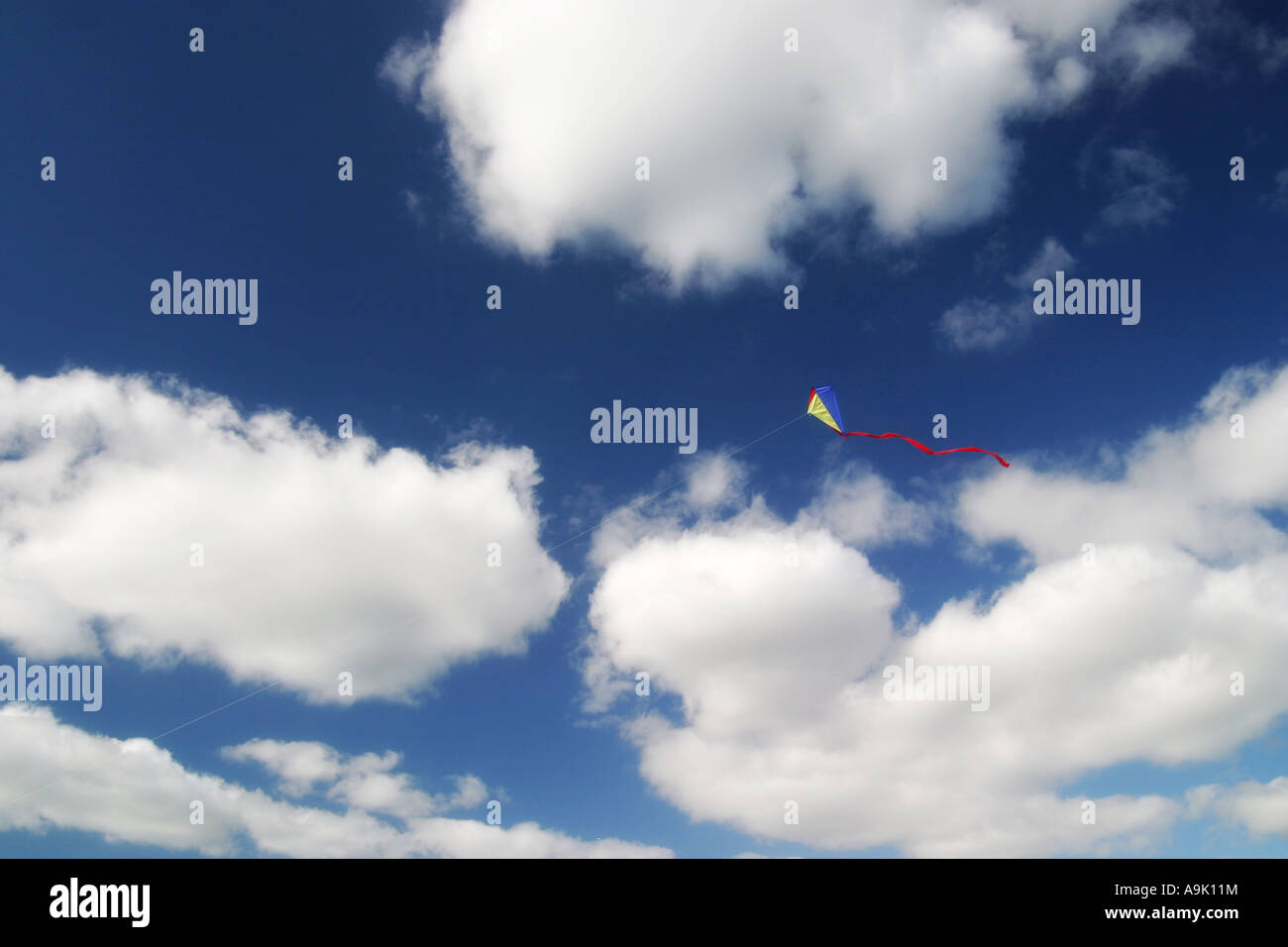 Un cerf-volant haut dans le ciel Banque D'Images