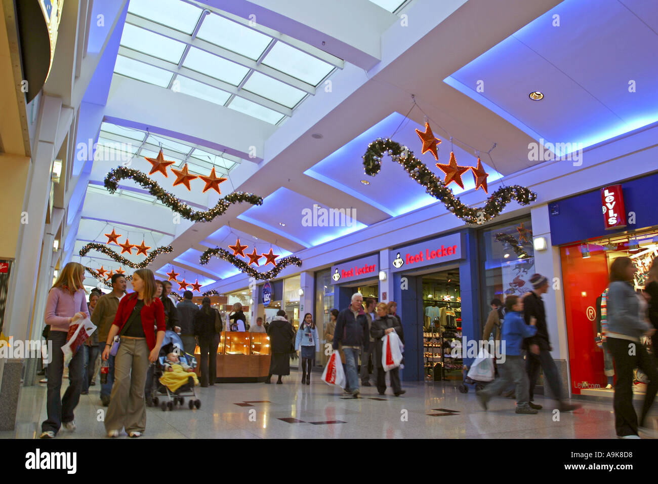 Les acheteurs de Noël à Brighton, UK Banque D'Images