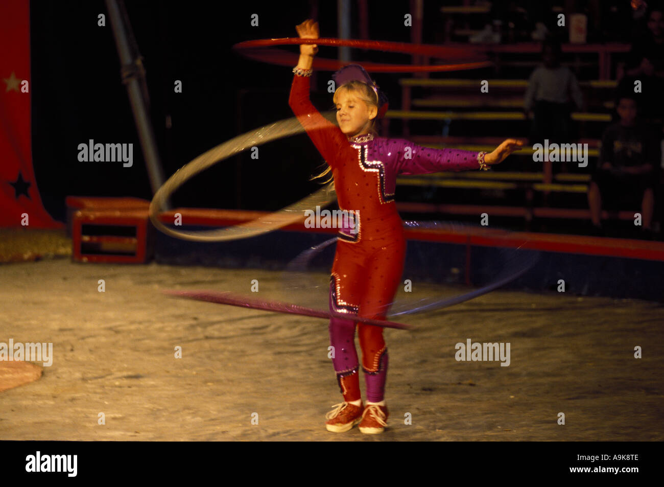 Bentley Bros. Brothers Circus performer hula hoop US États-Unis d'Amérique Banque D'Images