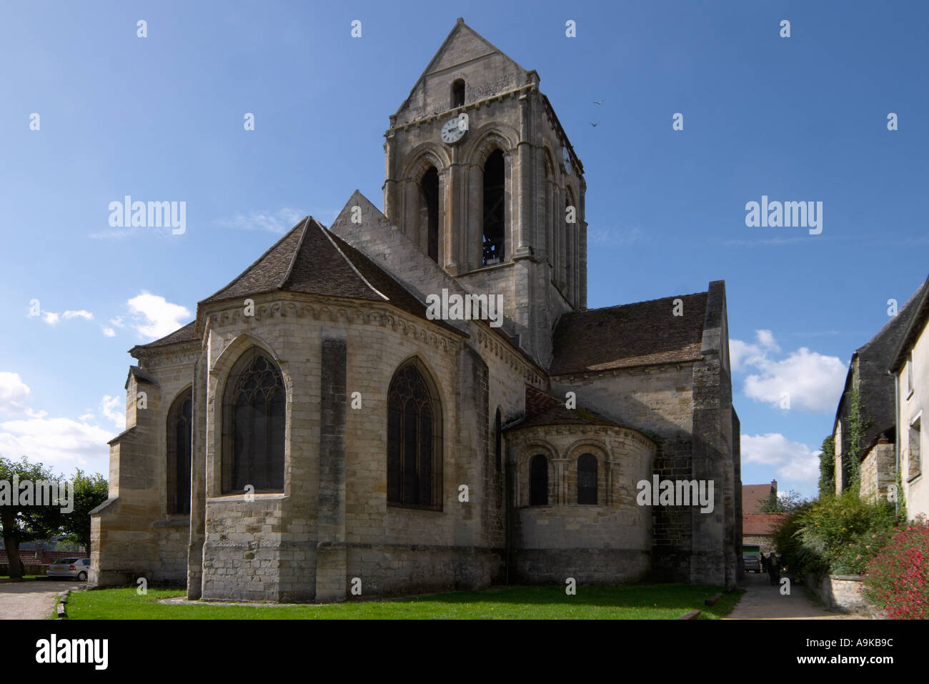 L'église de Notre-Dame d'Auvers sur Oise France (célèbre peint par Vincent Van Gogh) Banque D'Images
