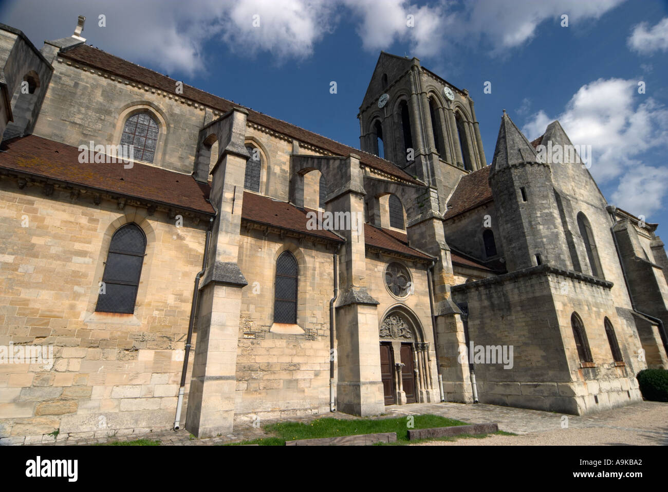 L'église de Notre-Dame d'Auvers sur Oise France (célèbre peint par Vincent Van Gogh) Banque D'Images
