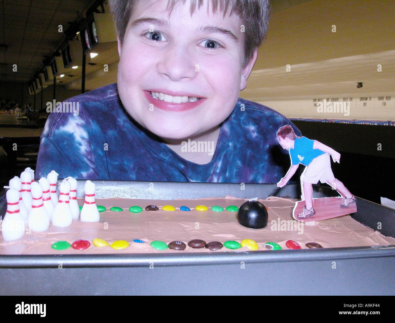 Garcon De Onze Ans Au Bowling Anniversaire Party Smiling Avec Gateau Photo Stock Alamy Garcon De Onze Ans Au Bowling Anniversaire Party Smiling Avec Gateau Photo Stock Alamy