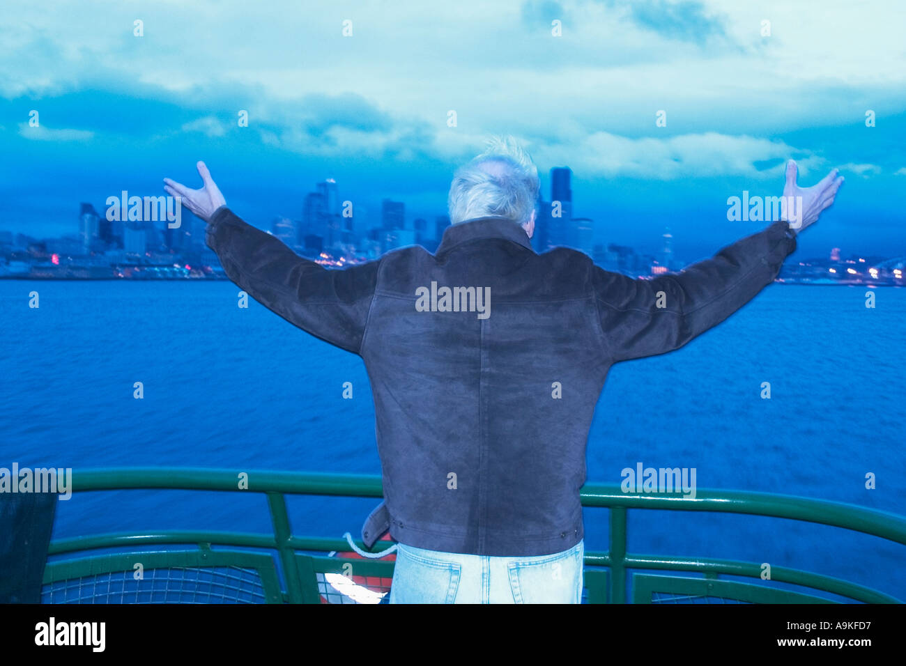 L'homme sur le bateau à la tombée de la Puget Sound, Seattle, WA USA Banque D'Images