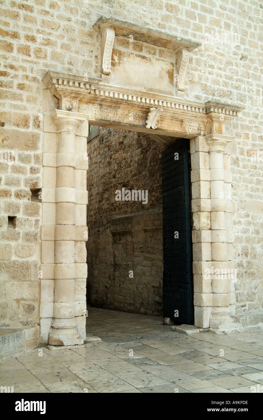 Passerelle à travers les murs de la vieille ville de Trogir, côte dalmate, en Croatie. Banque D'Images