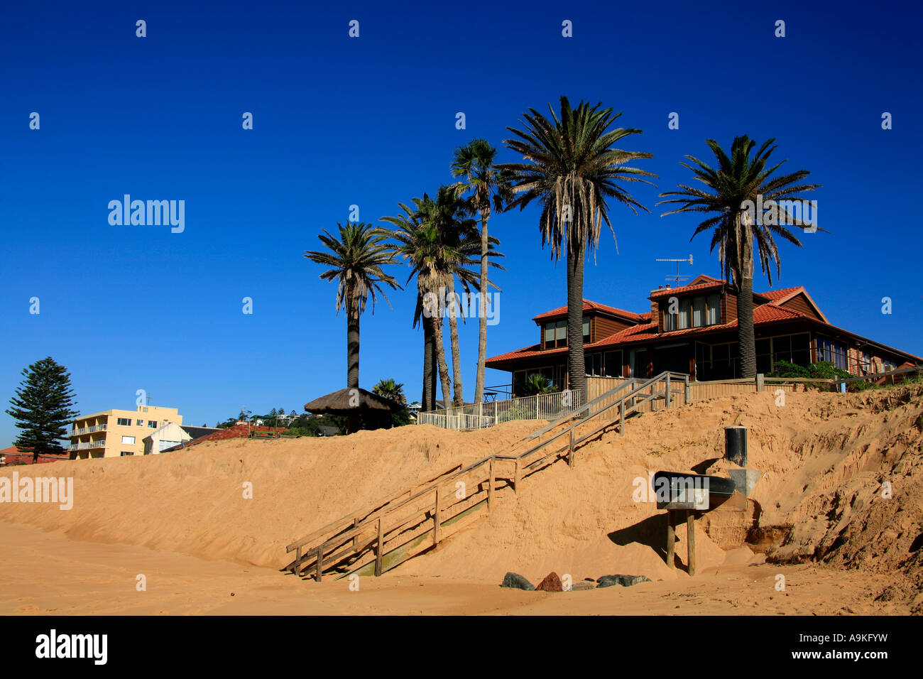 Le réchauffement planétaire et le changement climatique sont rendus manifestes dans l'évolution des niveaux de sable sur cette plage de surf d'Australie Banque D'Images