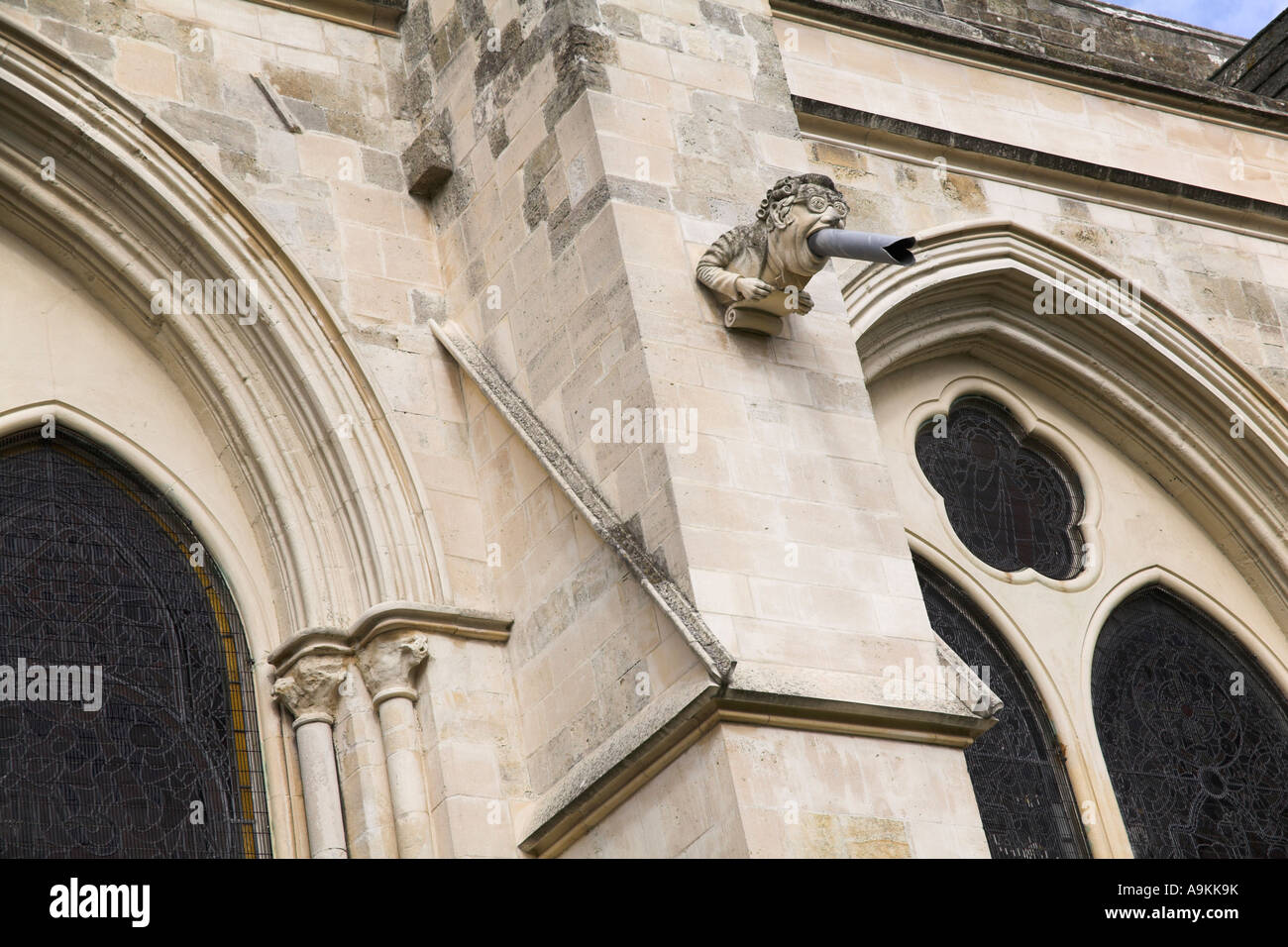La restauration moderne sur le modèle de gargouille de remplacement d'un avocat avocat ou juge la cathédrale de Chichester Sussex Banque D'Images