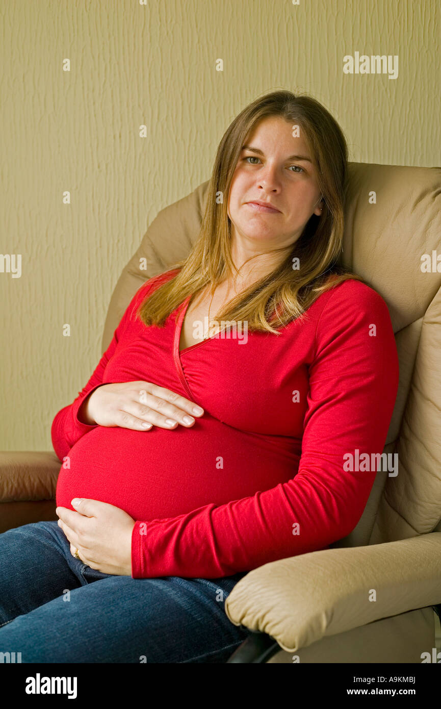 Pregnant woman relaxing at home Banque D'Images