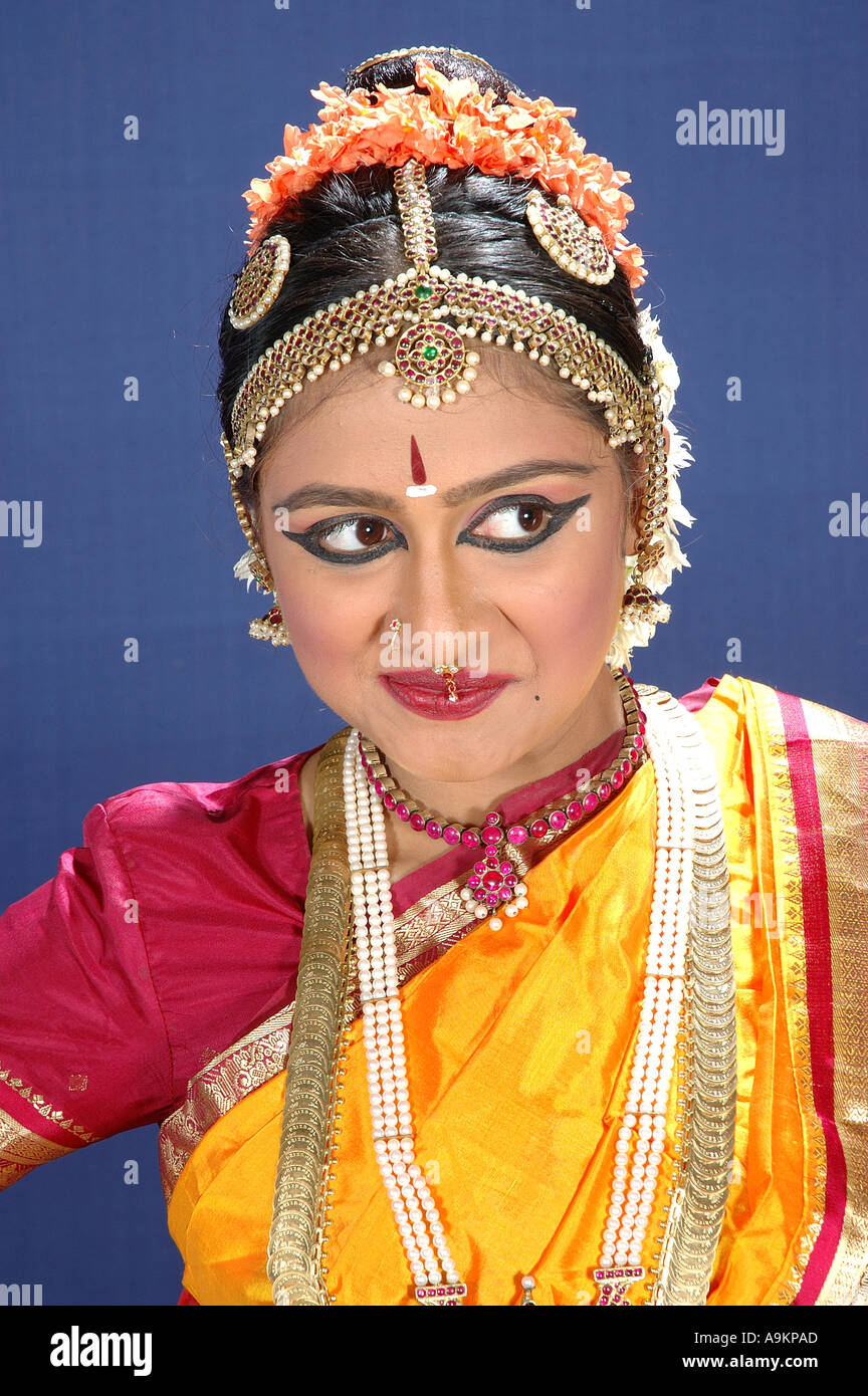 Bharata Natyam, Bharatnatyam, danse classique indienne, danse féminine, costume de Bharatanatyam Bharat Natyam, saree de soie et bijoux en or, Inde, MR#604 Banque D'Images