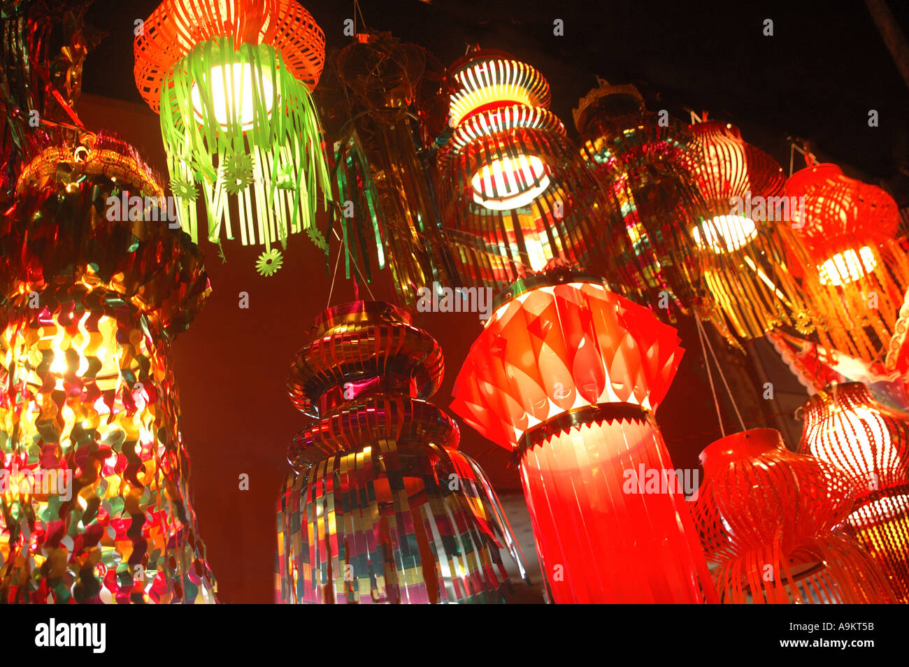 Diwali festival des lumières en Inde Noël papier lampes lanterne kandeel rond circulaire rouge vert lumineux asiatique coloré Banque D'Images