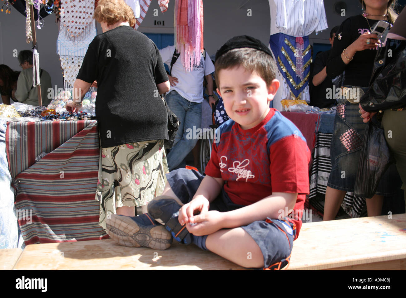 Garçon juif à la synagogue de la Griba Djerba lors de Lag Baomer festival Banque D'Images