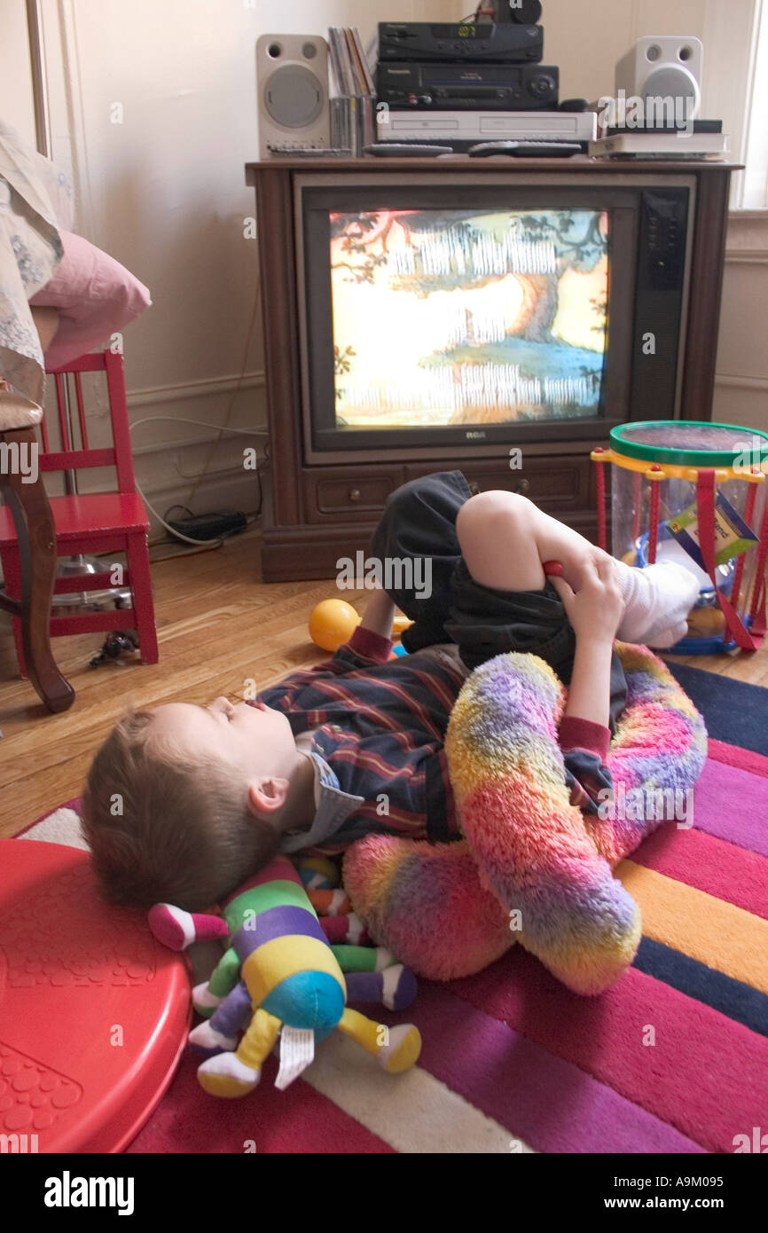 Garçon de 7 ans regarder la télévision Banque D'Images