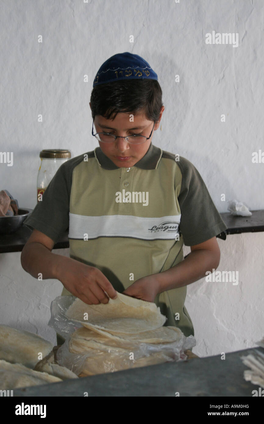 Jeune juif pendant la cuisson Lag Baomer festival à la synagogue de la Griba Djerba Banque D'Images