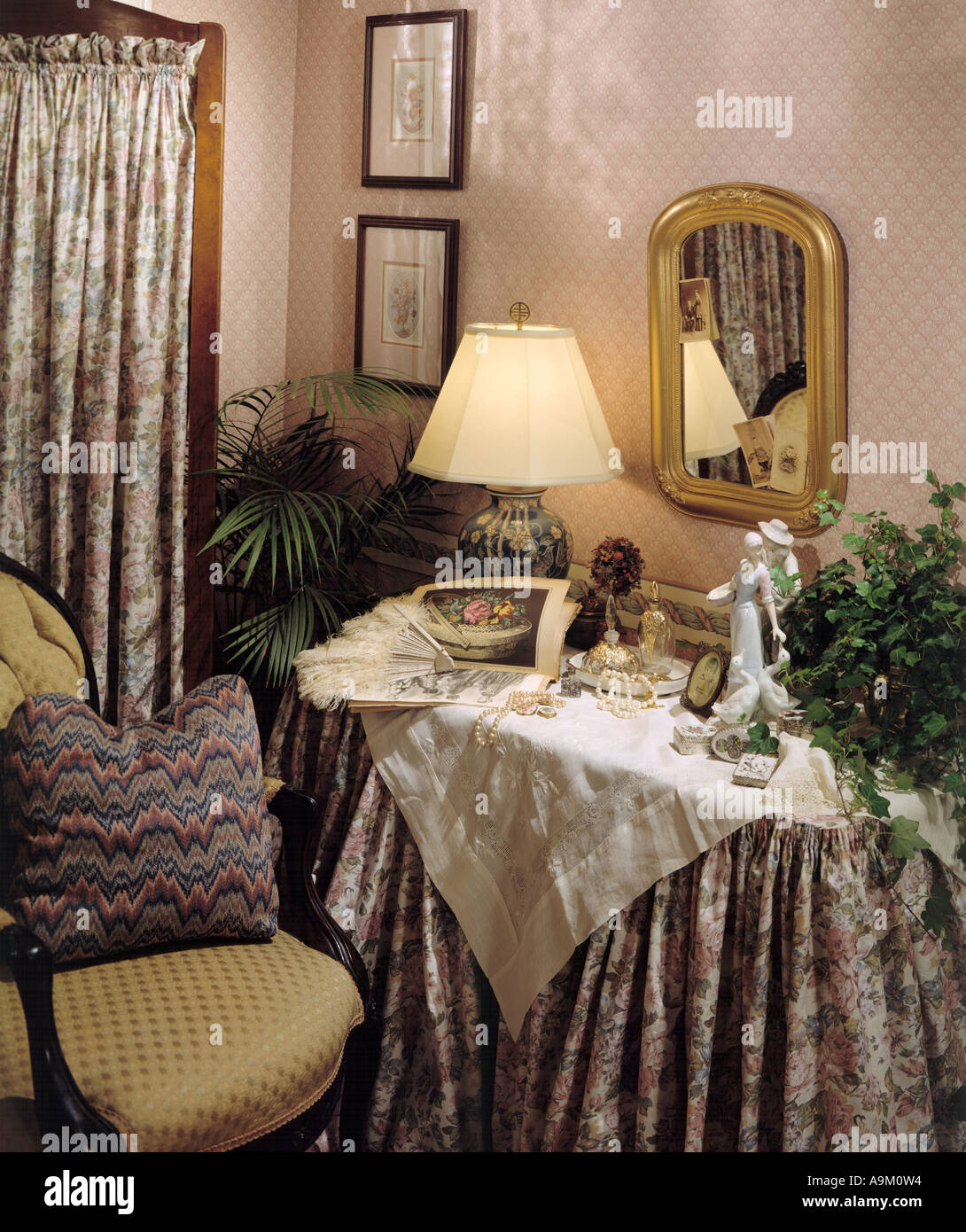 Chambre à coucher Chambre à coucher ensemble fond d'intérieur coiffeuse miroir  lampe élégance élégante chaise Photo Stock - Alamy