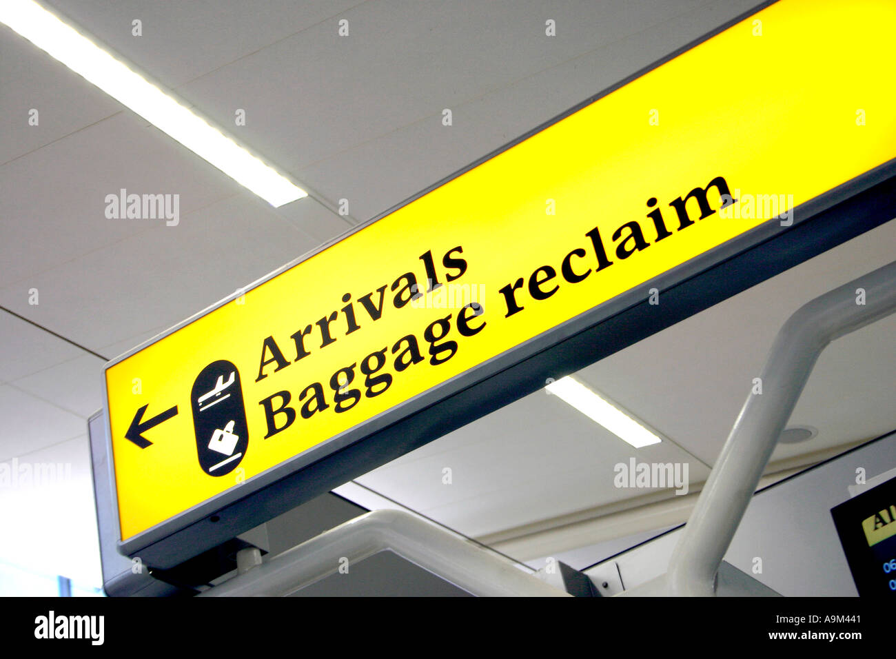 Récupération des bagages des arrivées à l'aéroport britannique signe Banque D'Images