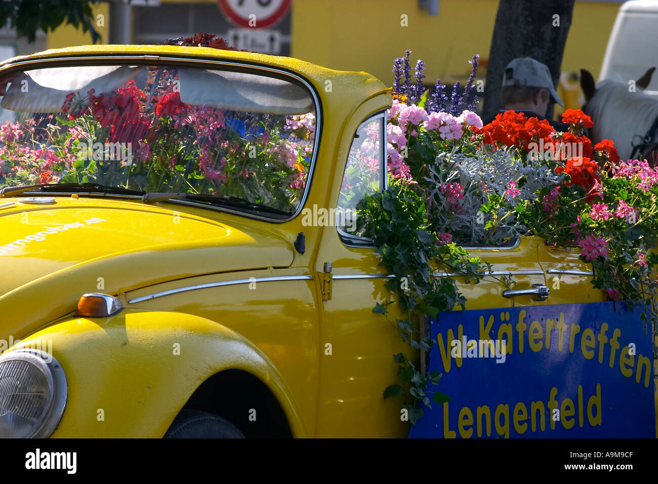 Volkswagen Käfer jaune décorée de fleurs Banque D'Images