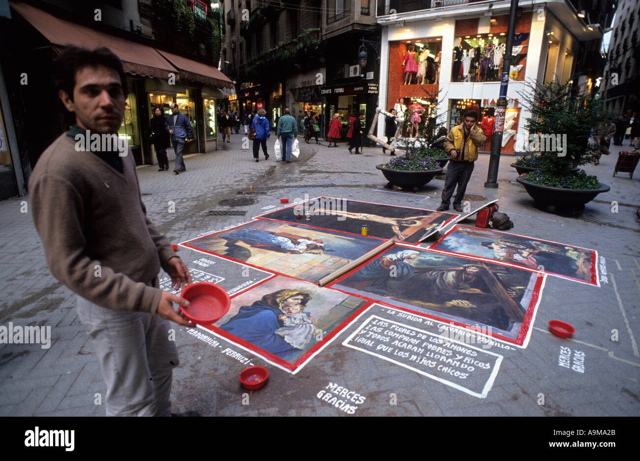Artiste de la chaussée avec des peintures dans une voie vieille ville Barcelone Catalogne Espagne Europe Banque D'Images