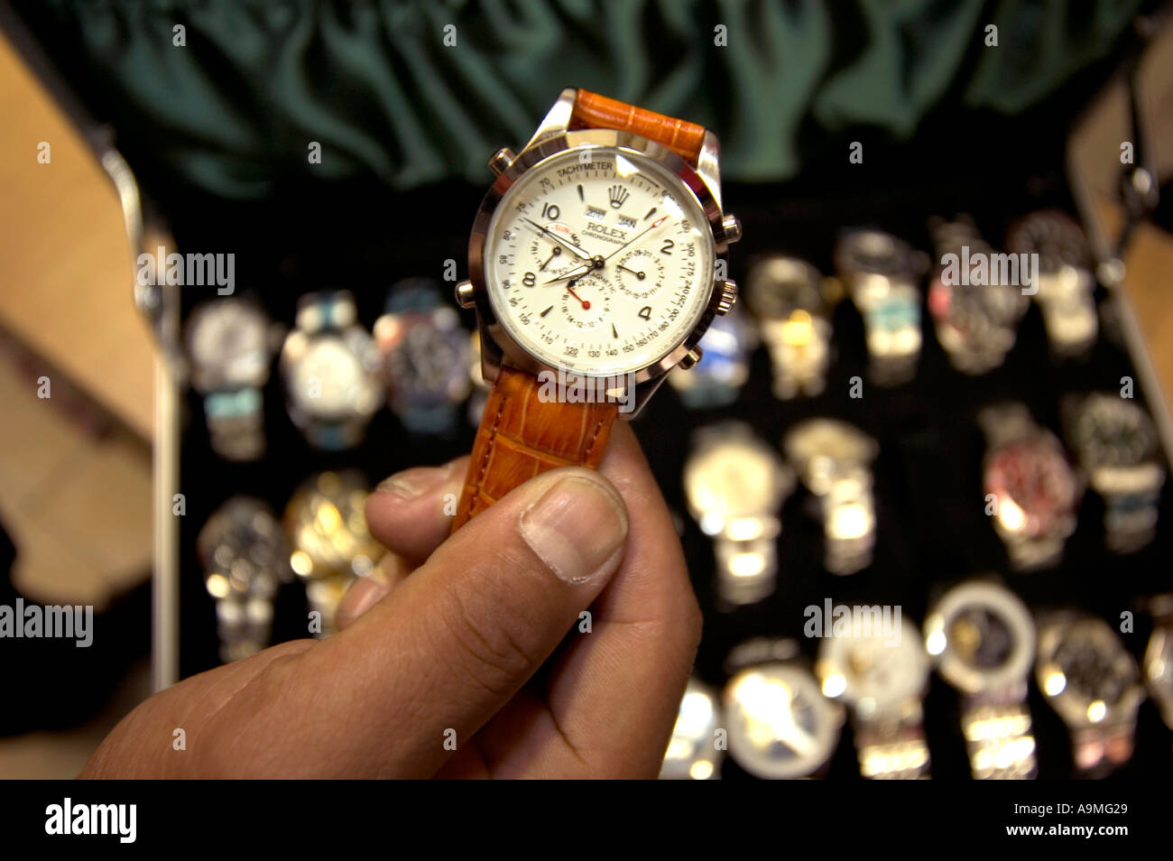 Cas de montre du vendeur de fausses montres Rolex À VENDRE À L'arrière de  son échoppe de marché marché de Xiangyang Shanghai Chine Photo Stock - Alamy