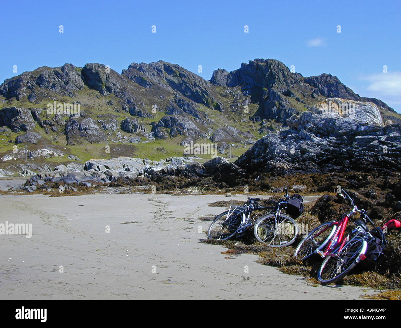 Deux vélos sur la plage sur l'île de Colonsay, Hébrides intérieures de l'Écosse Banque D'Images