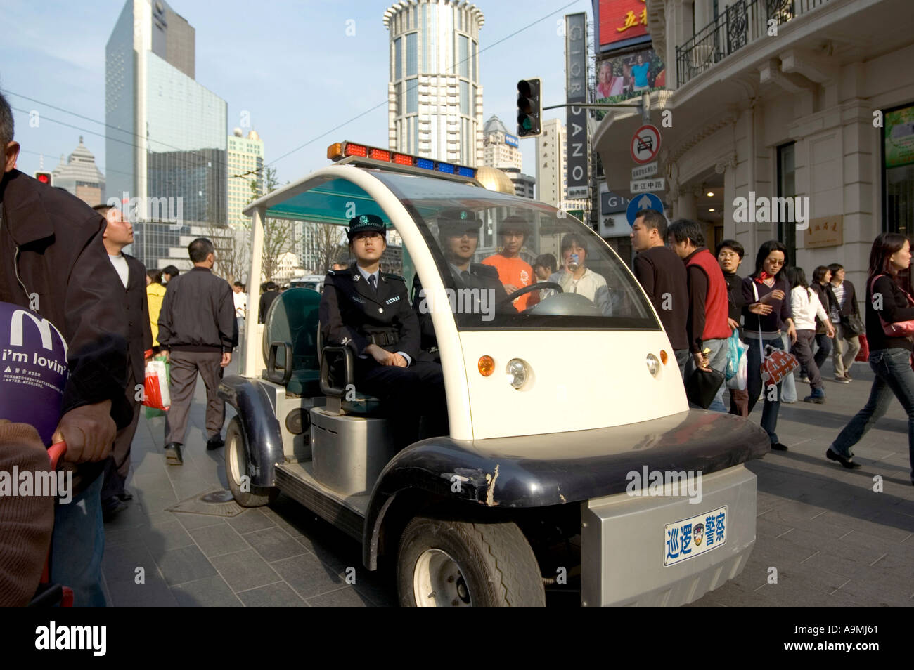 GEM - Global ELECTRIC MOTORCAR COMME VÉHICULE DE PATROUILLE DE LA POLICE DANS L'état Occupé commerçante piétonne de Nanjing DONGLU SHANGHAI CHINE Banque D'Images