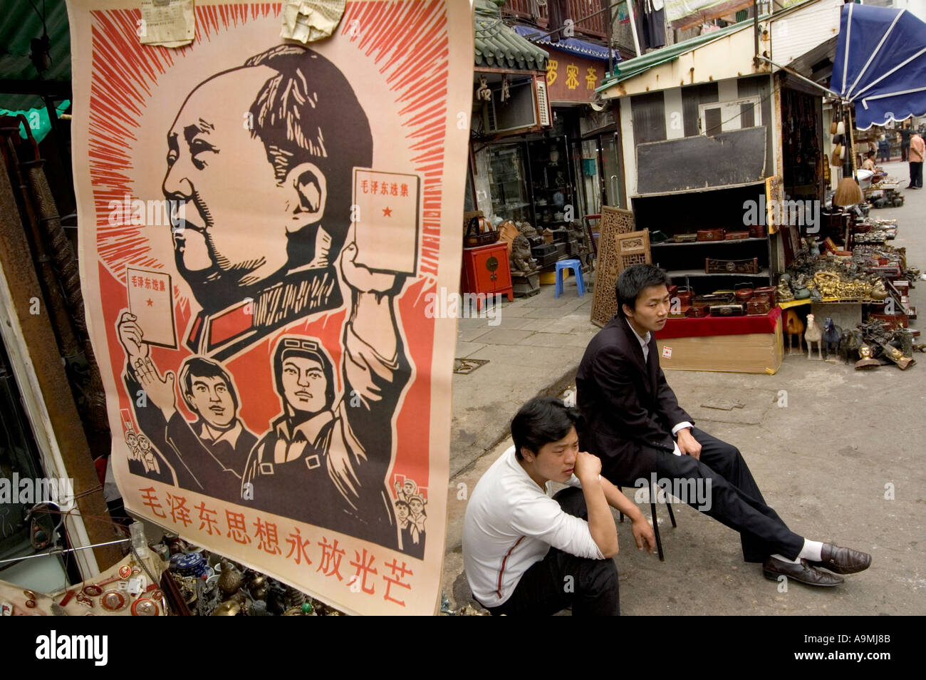 Souvenirs MAOÏSTE PRÉSIDENT MOA ZEDONG PERSONNES S'AFFICHE DE LA RÉVOLUTION À VENDRE À DONGTAI LU ANTIQUE MARKET SHANGHAI CHINE Banque D'Images