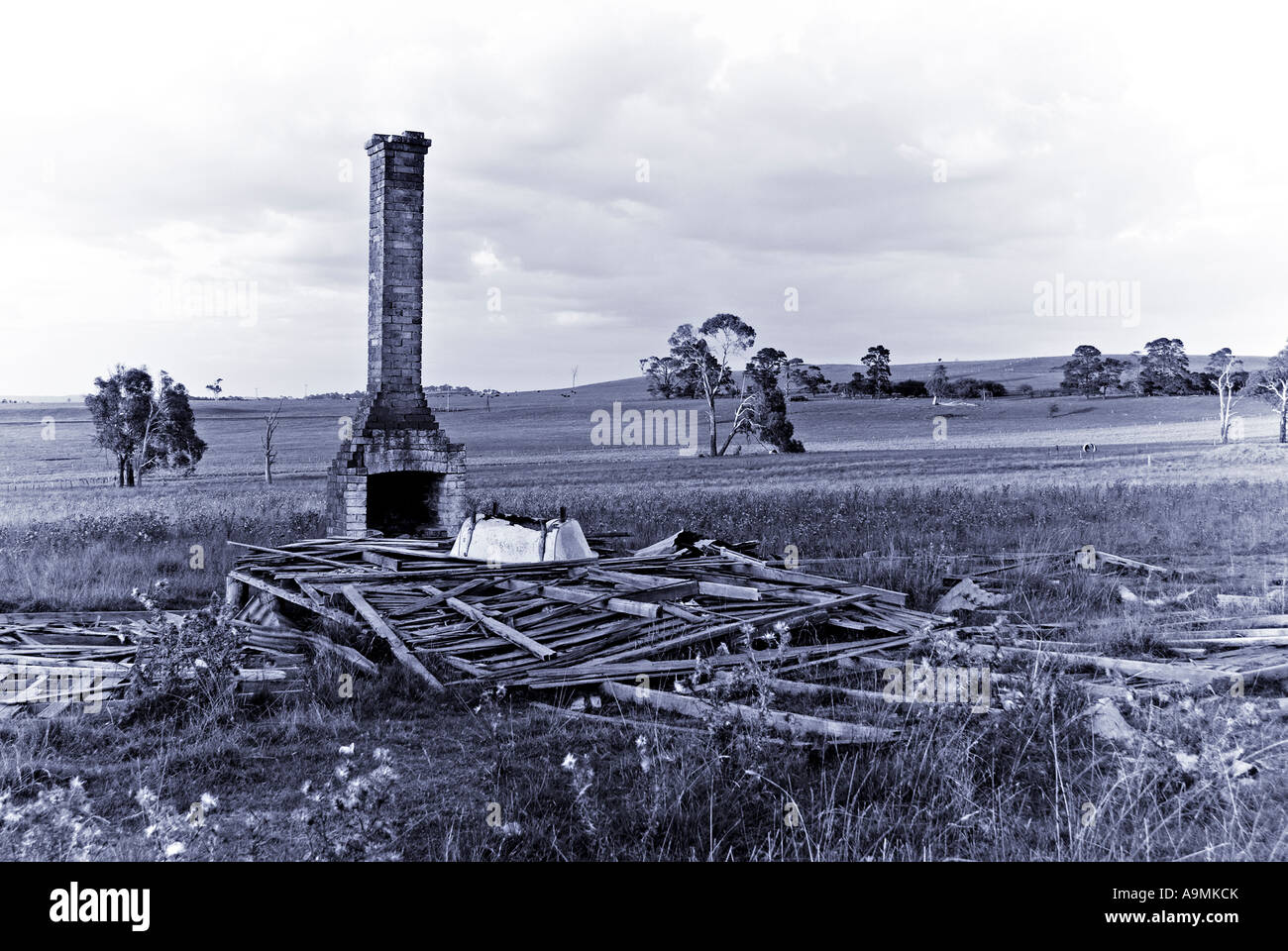 Une image en tons de violet anciennes ruines d'une ferme symbolisant le passé et le passé Banque D'Images