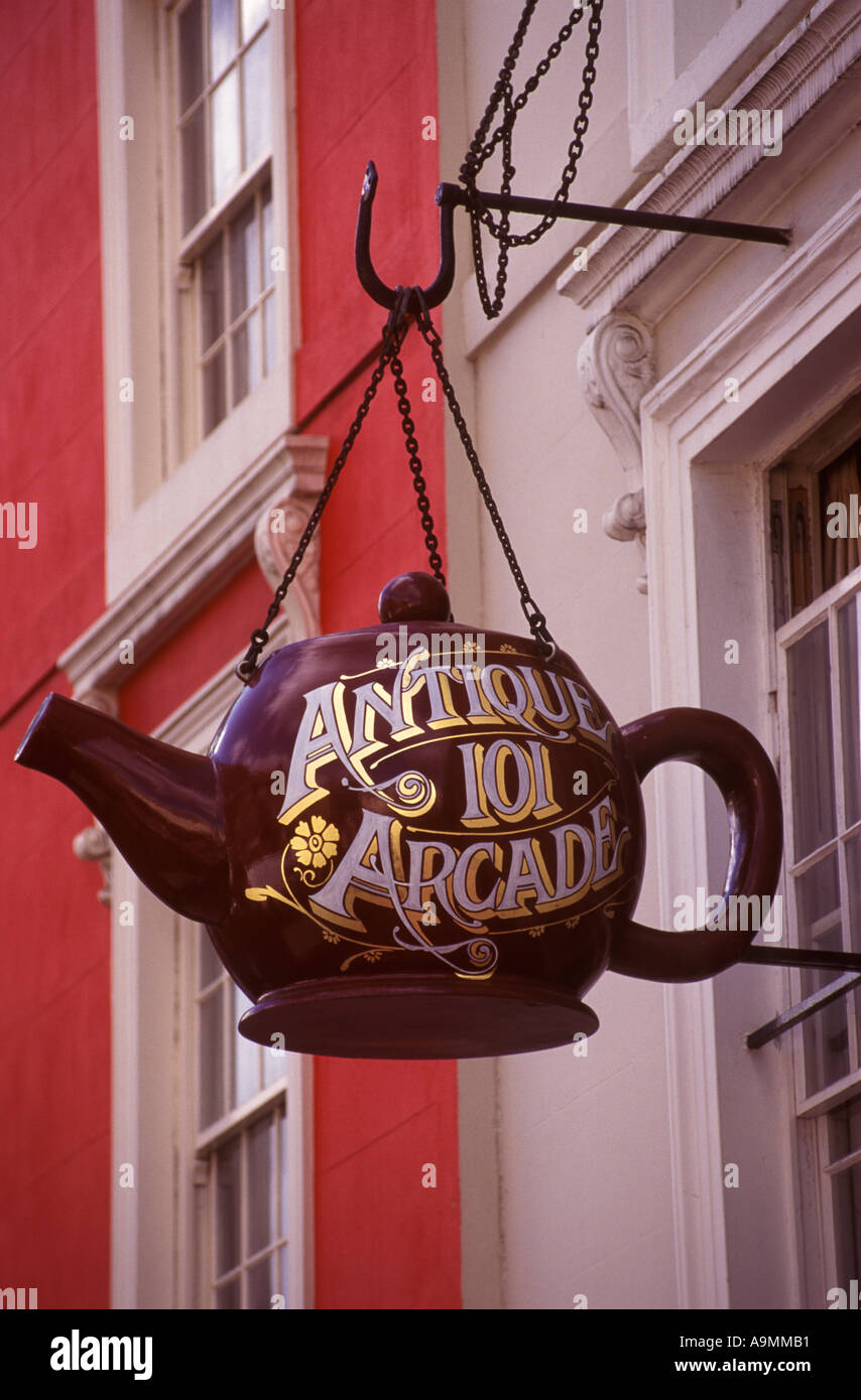 Pot de thé anglais utilisé comme un signe du marché de Portobello Road Nottinghill Gate west London Des années 90 90s UK HOMER SYKES Banque D'Images