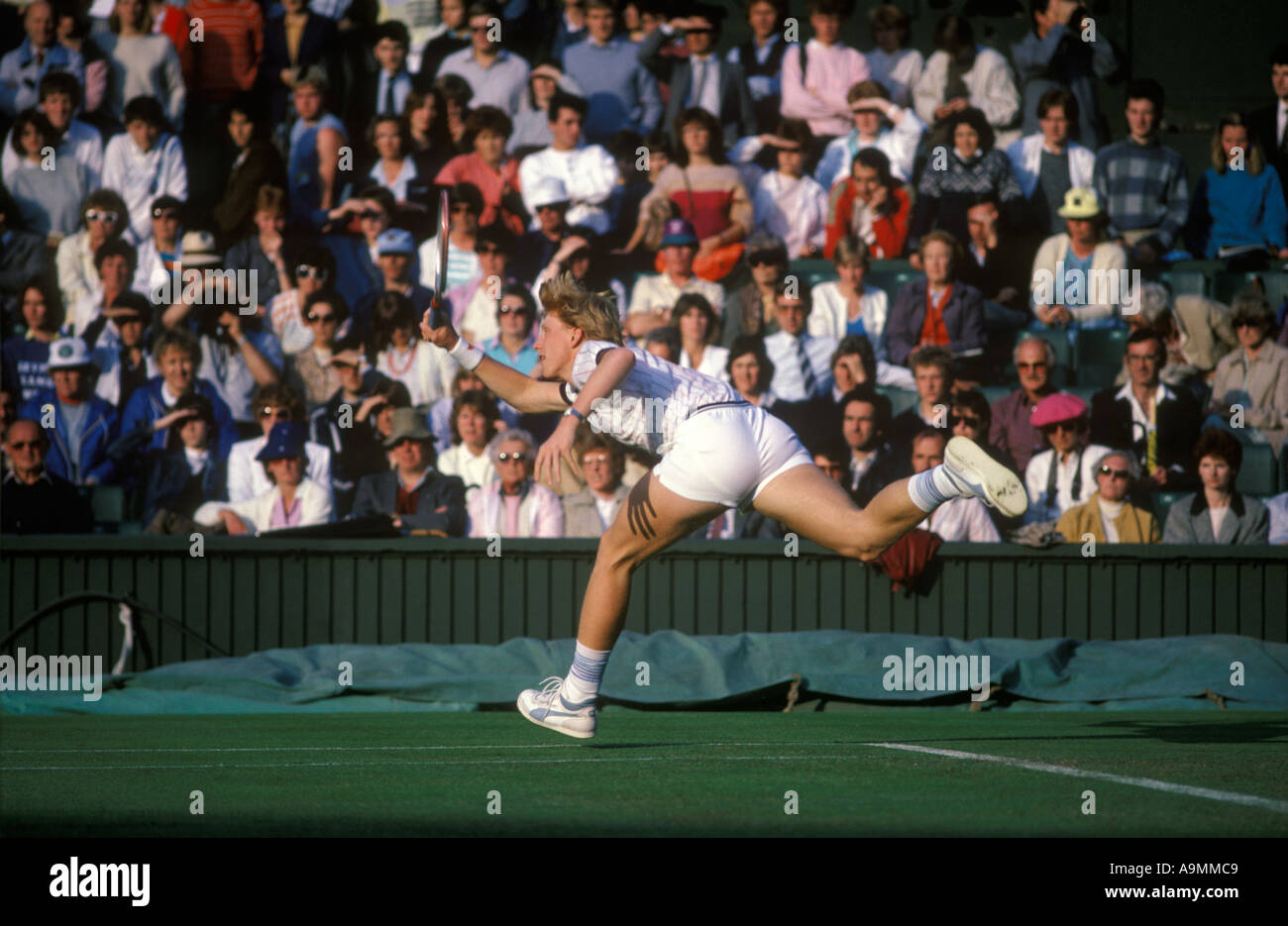 Boris Becker jouant au club de tennis de Wimbledon Lawn à l'âge de 16 ans. Outside courts sa première apparition à Wimbledon 1985 1980 au Royaume-Uni HOMER SYKES Banque D'Images