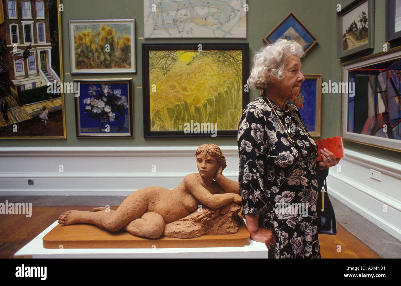 En regardant art UK. Royal Academy exposition d'été annuelle Burlington House London 1984, années 1980 HOMER SYKES Banque D'Images